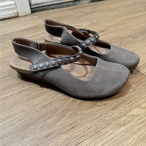 OTBT Traveler Gray Sling-Back Wedge Sandals Sz 8.5